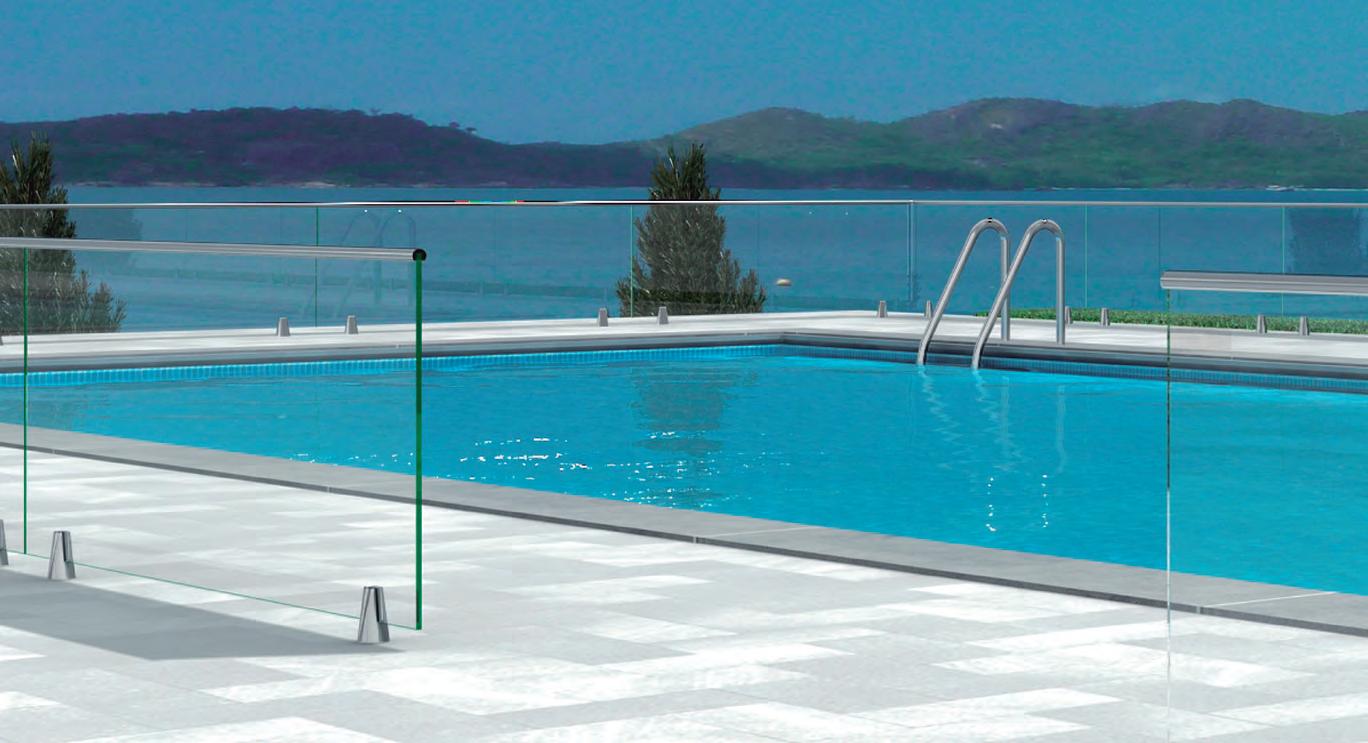 Cerramiento exterior de vidrio junto a piscina